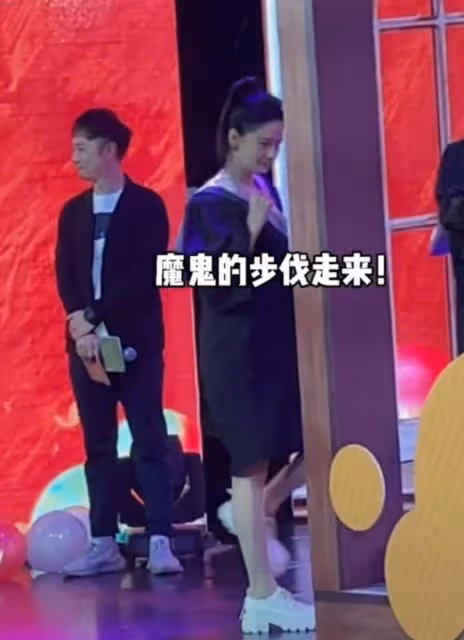 42歲倪虹潔現身，抬頭紋明顯額頭凹陷，同框中戲校花曾黎好養眼