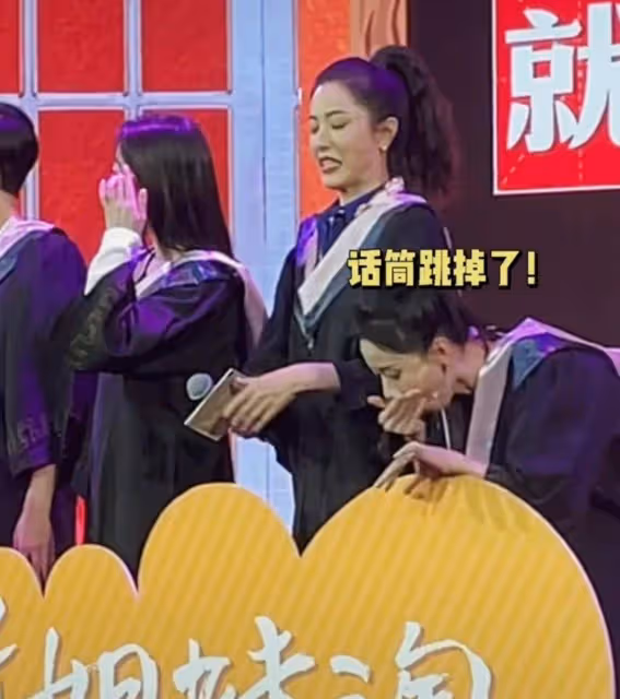 42歲倪虹潔現身，抬頭紋明顯額頭凹陷，同框中戲校花曾黎好養眼