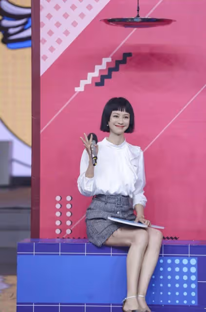 42歲倪虹潔現身，抬頭紋明顯額頭凹陷，同框中戲校花曾黎好養眼