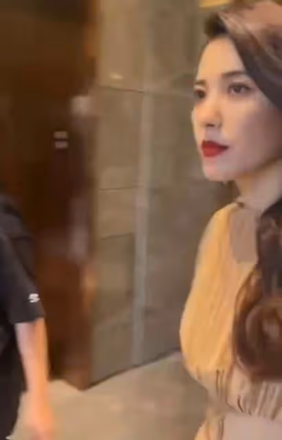 42歲倪虹潔現身，抬頭紋明顯額頭凹陷，同框中戲校花曾黎好養眼