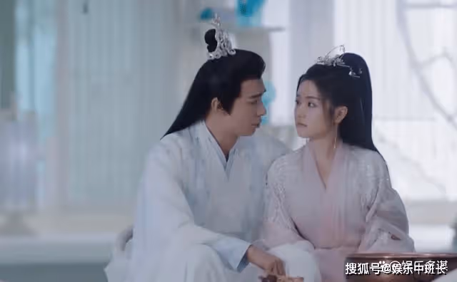 《星落凝成糖》結局：夜曇吸食厲王濁氣修為大增，攻上天界廢了天帝，清衡繼位