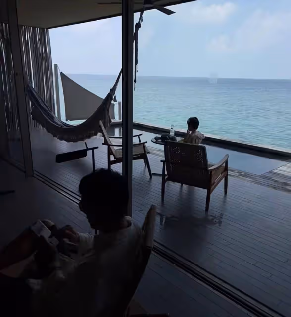 42歲李光潔出國旅遊！小10歲嬌妻隋雨蒙秀好身材，一家三口很幸福