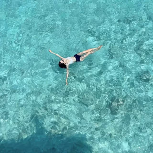 42歲李光潔出國旅遊！小10歲嬌妻隋雨蒙秀好身材，一家三口很幸福