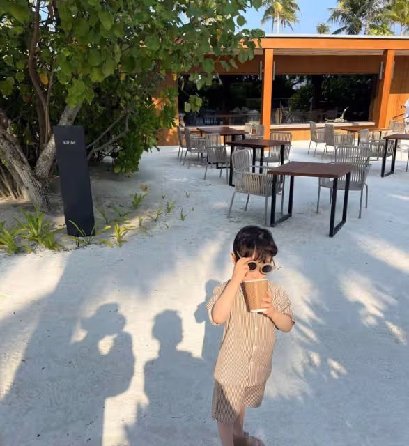 42歲李光潔出國旅遊！小10歲嬌妻隋雨蒙秀好身材，一家三口很幸福