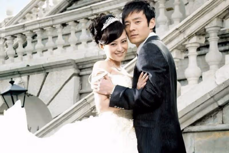 42歲李光潔出國旅遊！小10歲嬌妻隋雨蒙秀好身材，一家三口很幸福