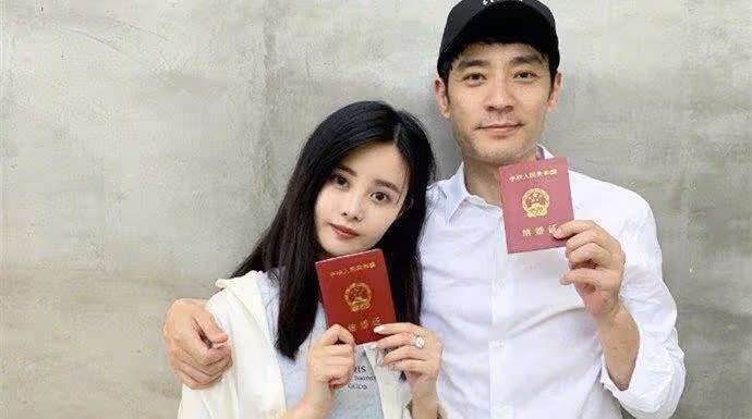 42歲李光潔出國旅遊！小10歲嬌妻隋雨蒙秀好身材，一家三口很幸福