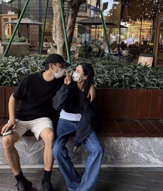 42歲李光潔出國旅遊！小10歲嬌妻隋雨蒙秀好身材，一家三口很幸福
