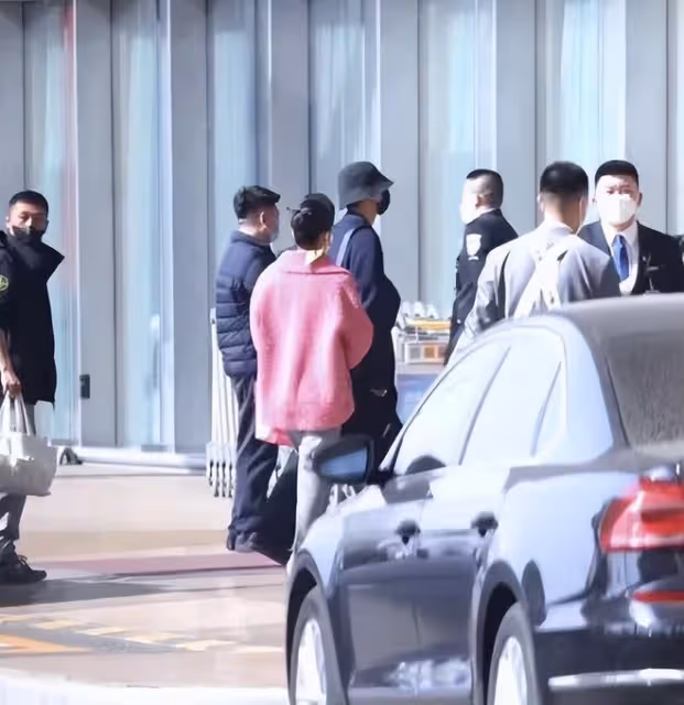 陳飛宇風波後首露面,多位人員陪同,被曝失去兩部男主事業受影響