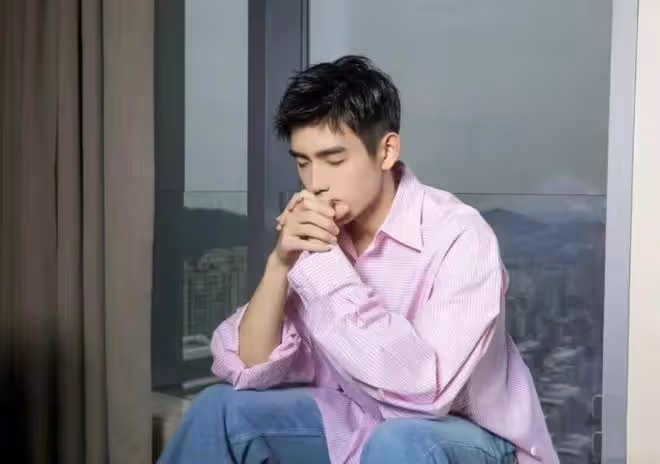 陳飛宇風波後首露面，多位人員陪同，被曝失去兩部男主事業受影響