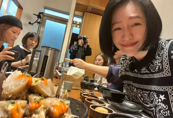 小S韓國穿JK制服拍照,狀態回春如少女,和偶遇網友說山東話好親切