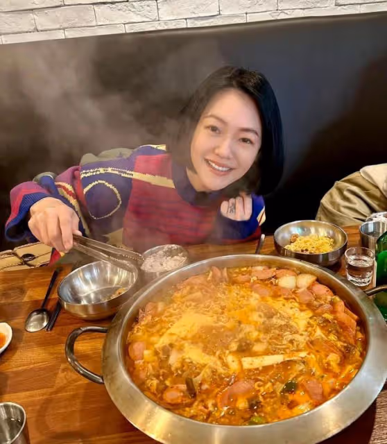 小S韓國穿JK制服拍照,狀態回春如少女,和偶遇網友說山東話好親切