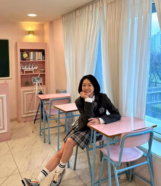 小S韓國穿JK制服拍照,狀態回春如少女,和偶遇網友說山東話好親切