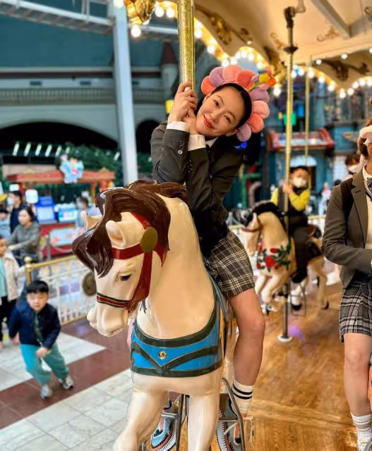 小S韓國穿JK制服拍照,狀態回春如少女,和偶遇網友說山東話好親切