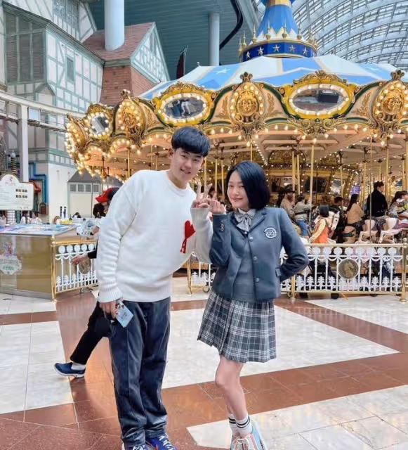 小S韓國穿JK制服拍照,狀態回春如少女,和偶遇網友說山東話好親切