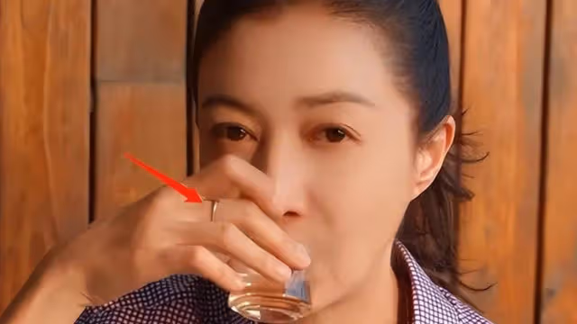 50歲吳綺莉進廠打工！內心強大不在意惡評，女兒國外撿垃圾太心酸