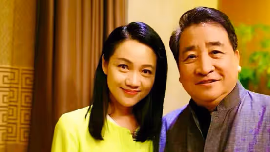 周群和姜昆合照惹爭議！女方舉止主動被指抱大腿，親密挽手令人遐想