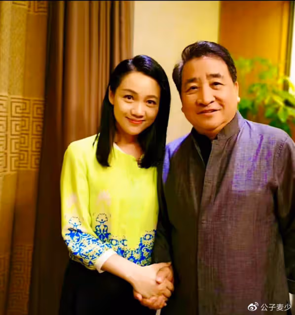 周群和姜昆合照惹爭議!女方舉止主動被指抱大腿,親密挽手令人遐想