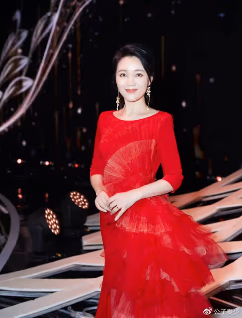周群和姜昆合照惹爭議!女方舉止主動被指抱大腿,親密挽手令人遐想