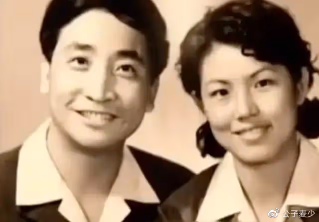 周群和姜昆合照惹爭議!女方舉止主動被指抱大腿,親密挽手令人遐想