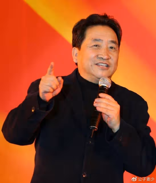 周群和姜昆合照惹爭議!女方舉止主動被指抱大腿,親密挽手令人遐想