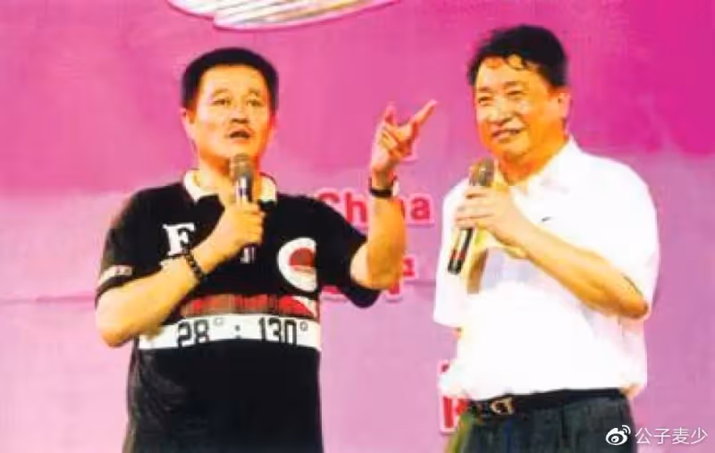 周群和姜昆合照惹爭議!女方舉止主動被指抱大腿,親密挽手令人遐想