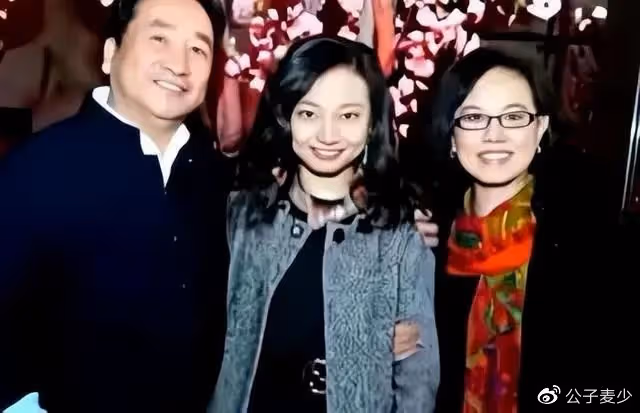 周群和姜昆合照惹爭議!女方舉止主動被指抱大腿,親密挽手令人遐想