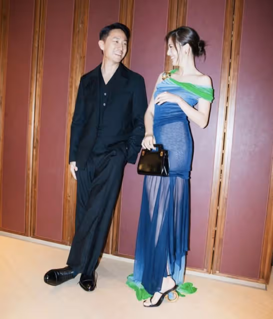 吳千語與男友慶祝白色情人節,誇讚施伯熊擺pose有進步,互動好甜