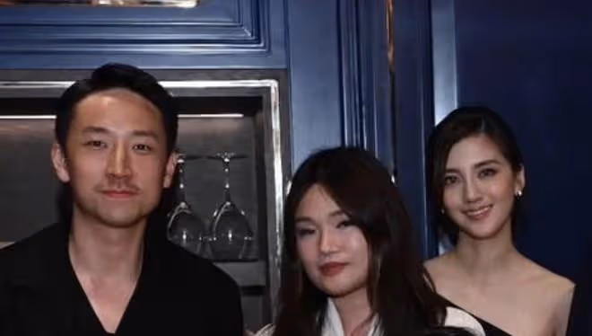 吳千語與男友慶祝白色情人節,誇讚施伯熊擺pose有進步,互動好甜