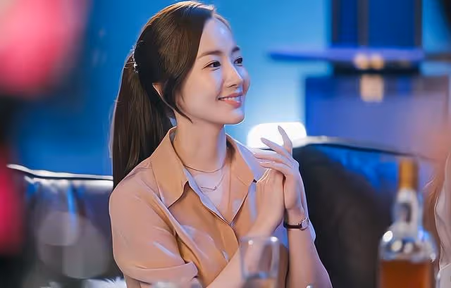 兒媳酒店約會男閨蜜，不料婆婆就住對門，婆婆：咱倆誰也沒見過誰吧