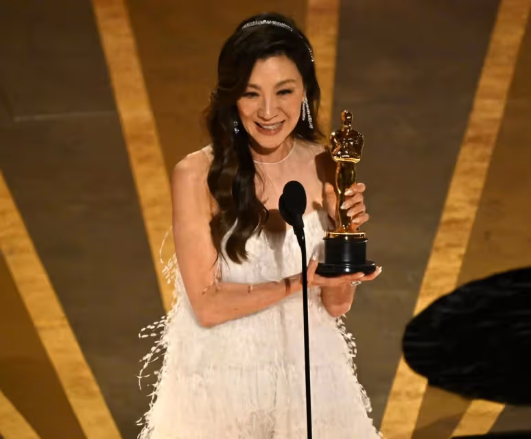 女打仔登巔峰！楊紫瓊奪奧斯卡「首位華人影后」創紀錄　「手握小金人」激動向全世界喊話：花40年做到了
