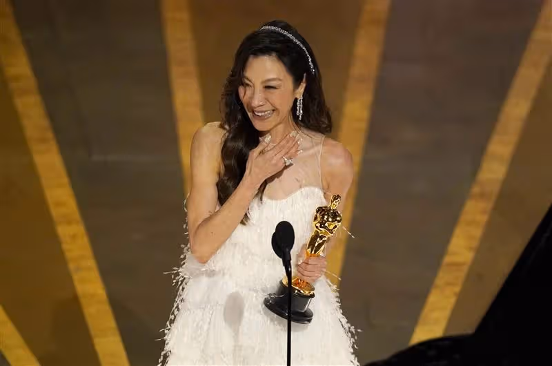 女打仔登巔峰！楊紫瓊奪奧斯卡「首位華人影后」創紀錄　「手握小金人」激動向全世界喊話：花40年做到了