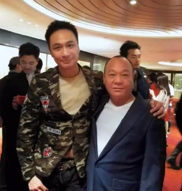 戀情曝光?69歲知名港星與新歡公開牽手吃飯,其身材火辣高達2米
