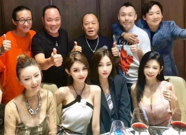 戀情曝光?69歲知名港星與新歡公開牽手吃飯,其身材火辣高達2米