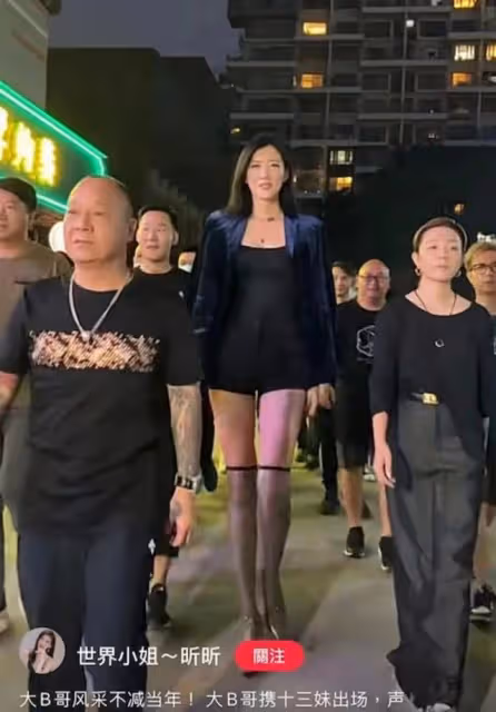 戀情曝光?69歲知名港星與新歡公開牽手吃飯,其身材火辣高達2米