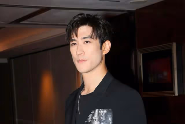 恭喜!香港知名男星突然宣布已婚,與混血美女妻子在餐廳深情擁吻