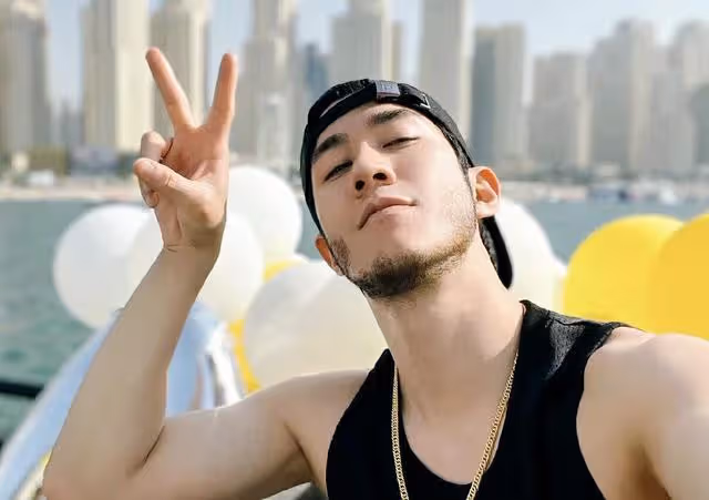 恭喜!香港知名男星突然宣布已婚,與混血美女妻子在餐廳深情擁吻