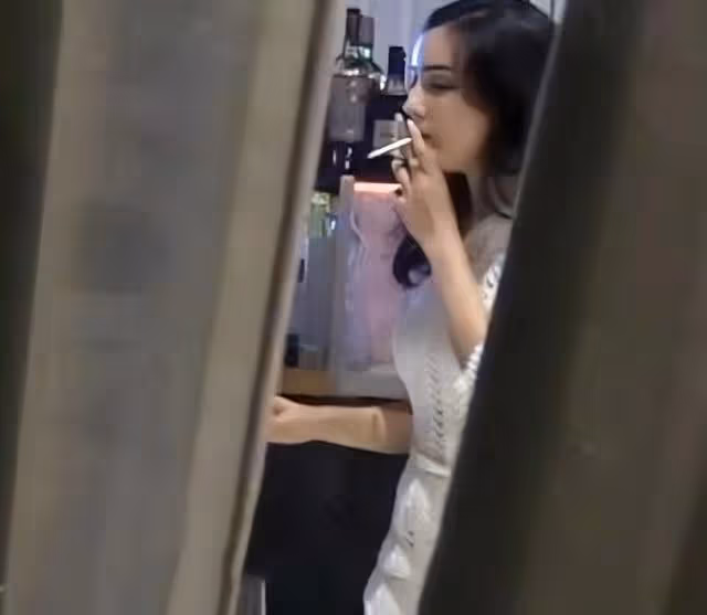 恭喜!香港知名男星突然宣布已婚,與混血美女妻子在餐廳深情擁吻