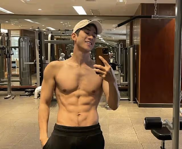 恭喜!香港知名男星突然宣布已婚,與混血美女妻子在餐廳深情擁吻