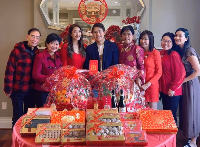 恭喜！34歲港姐宣布與富商男友結婚，金器鮑魚等聘禮擺滿桌很氣派