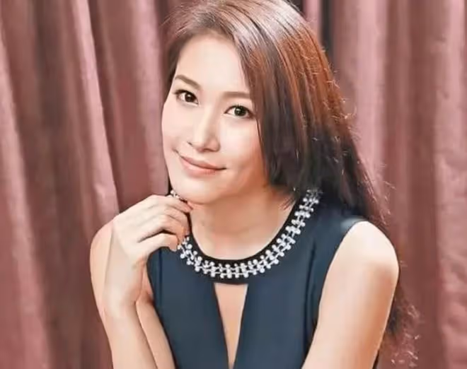 恭喜！34歲港姐宣布與富商男友結婚，金器鮑魚等聘禮擺滿桌很氣派