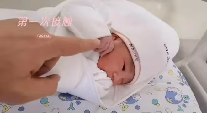 海哈金喜為女兒慶生,曬孩子剛出生視頻,李亞鵬初見孩子溫情滿滿