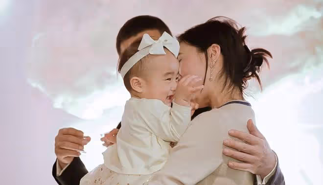 海哈金喜為女兒慶生,曬孩子剛出生視頻,李亞鵬初見孩子溫情滿滿