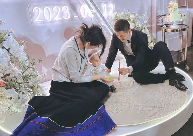 海哈金喜為女兒慶生,曬孩子剛出生視頻,李亞鵬初見孩子溫情滿滿