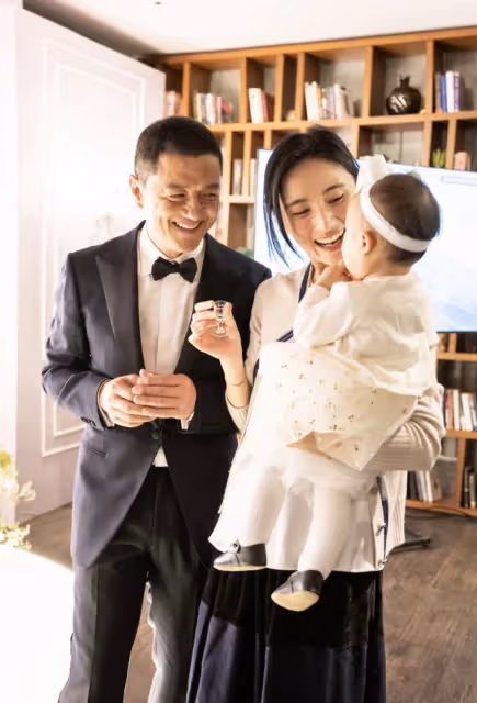 海哈金喜為女兒慶生,曬孩子剛出生視頻,李亞鵬初見孩子溫情滿滿