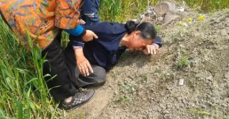 滿月宴上婆婆寄來一張遺像，兒媳含淚收下，哪知因此救了全家！