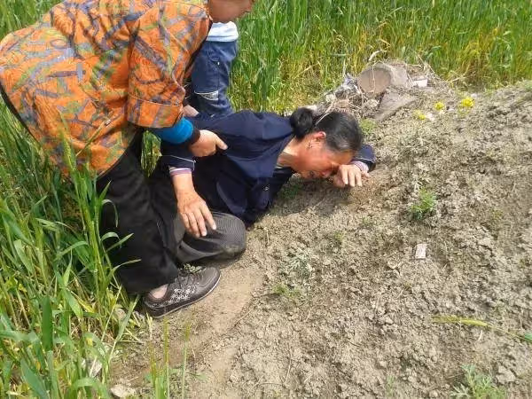 滿月宴上婆婆寄來一張遺像，兒媳含淚收下，哪知因此救了全家！