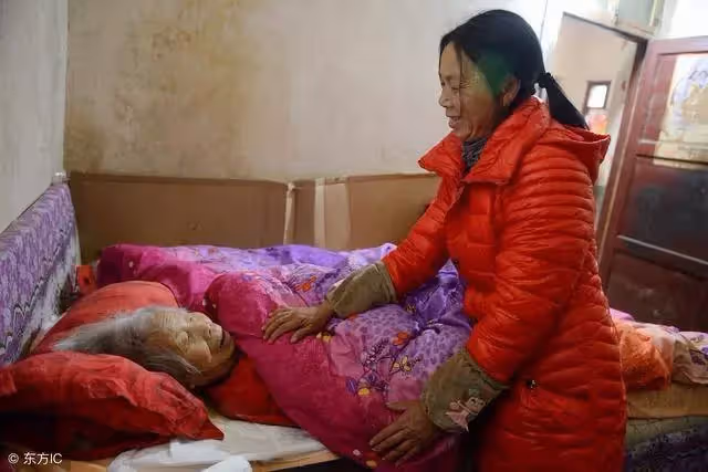 滿月宴上婆婆寄來一張遺像，兒媳含淚收下，哪知因此救了全家！