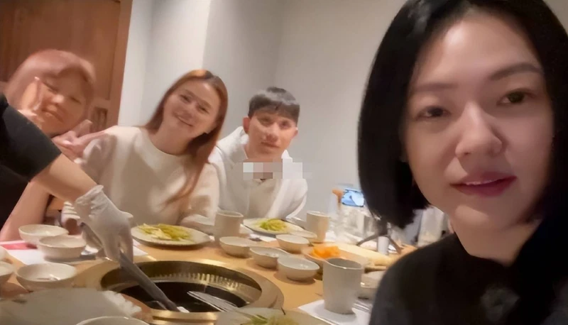 丟人現眼!吃韓國美食陶醉穿韓服自豪的小S儼然把自己當成韓國人了