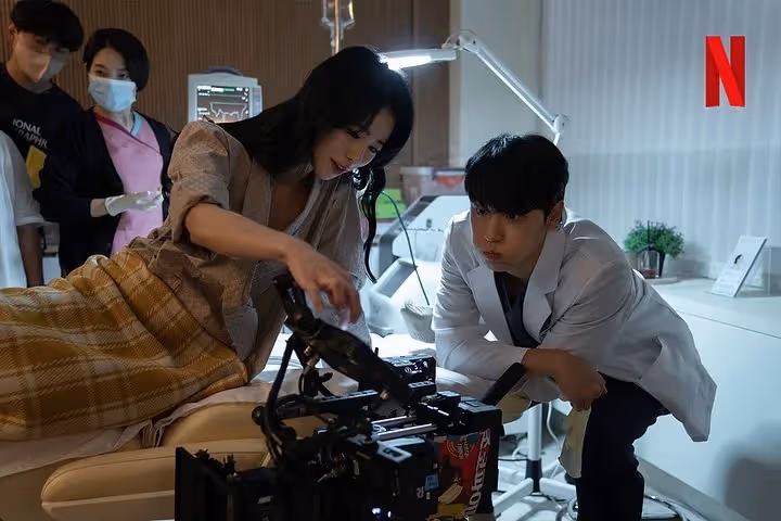 《黑暗榮耀》超可愛花絮照，涎鎮跟朱如炡被讚更有CP感！
