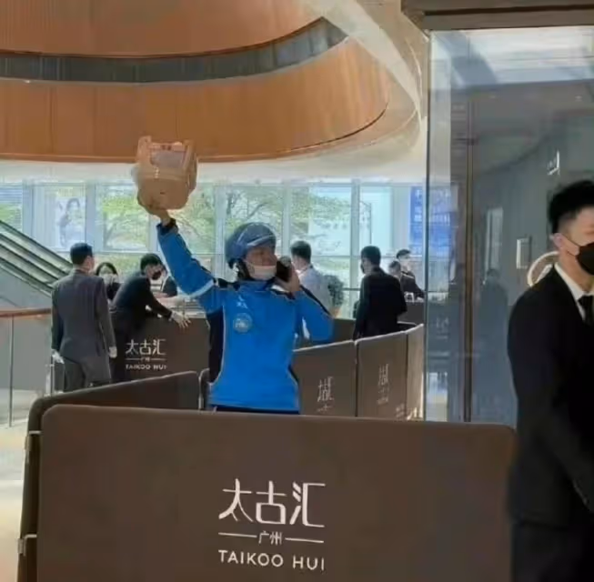 任嘉倫公開活動粉絲超瘋!全場忙著網購凳子,外賣員超忙!